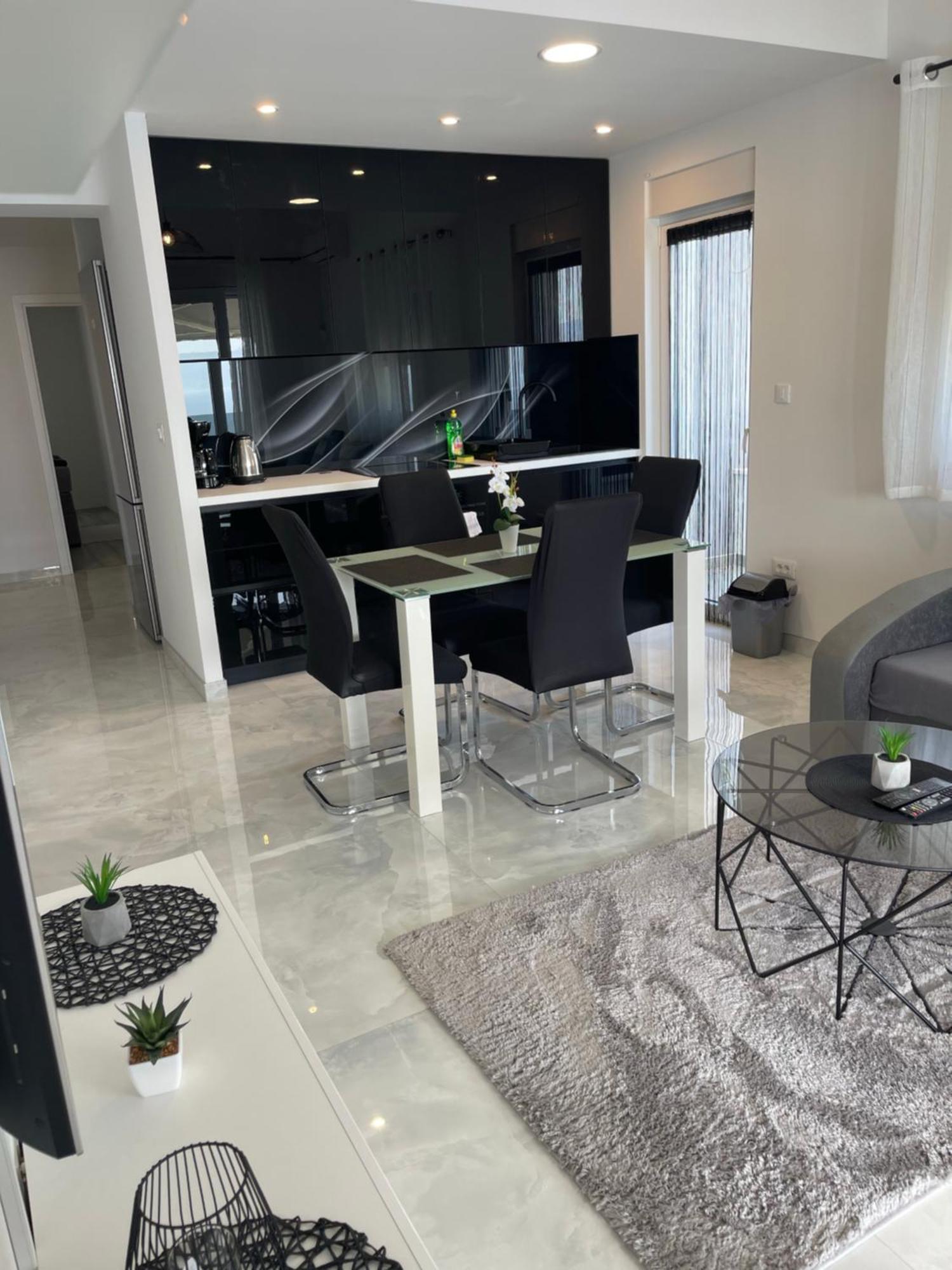 Apartments Beverly Оміш Екстер'єр фото