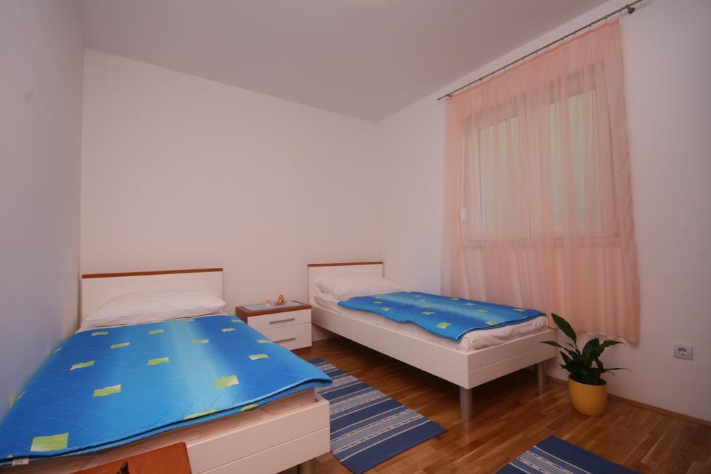 Apartments Beverly Оміш Екстер'єр фото