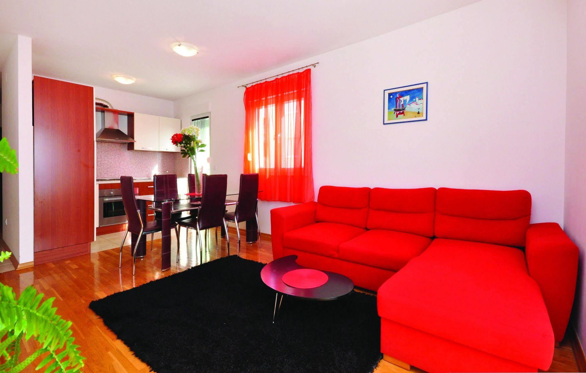 Apartments Beverly Оміш Екстер'єр фото