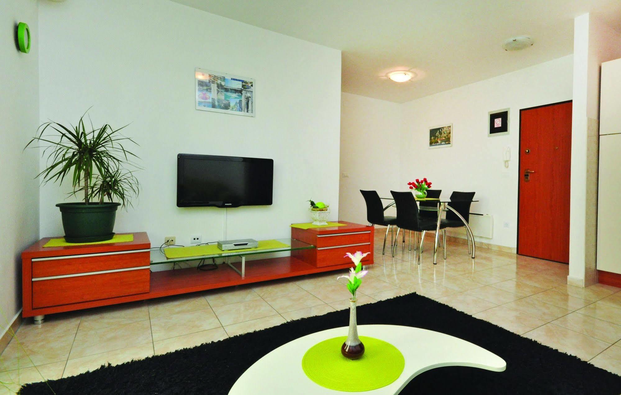 Apartments Beverly Оміш Екстер'єр фото