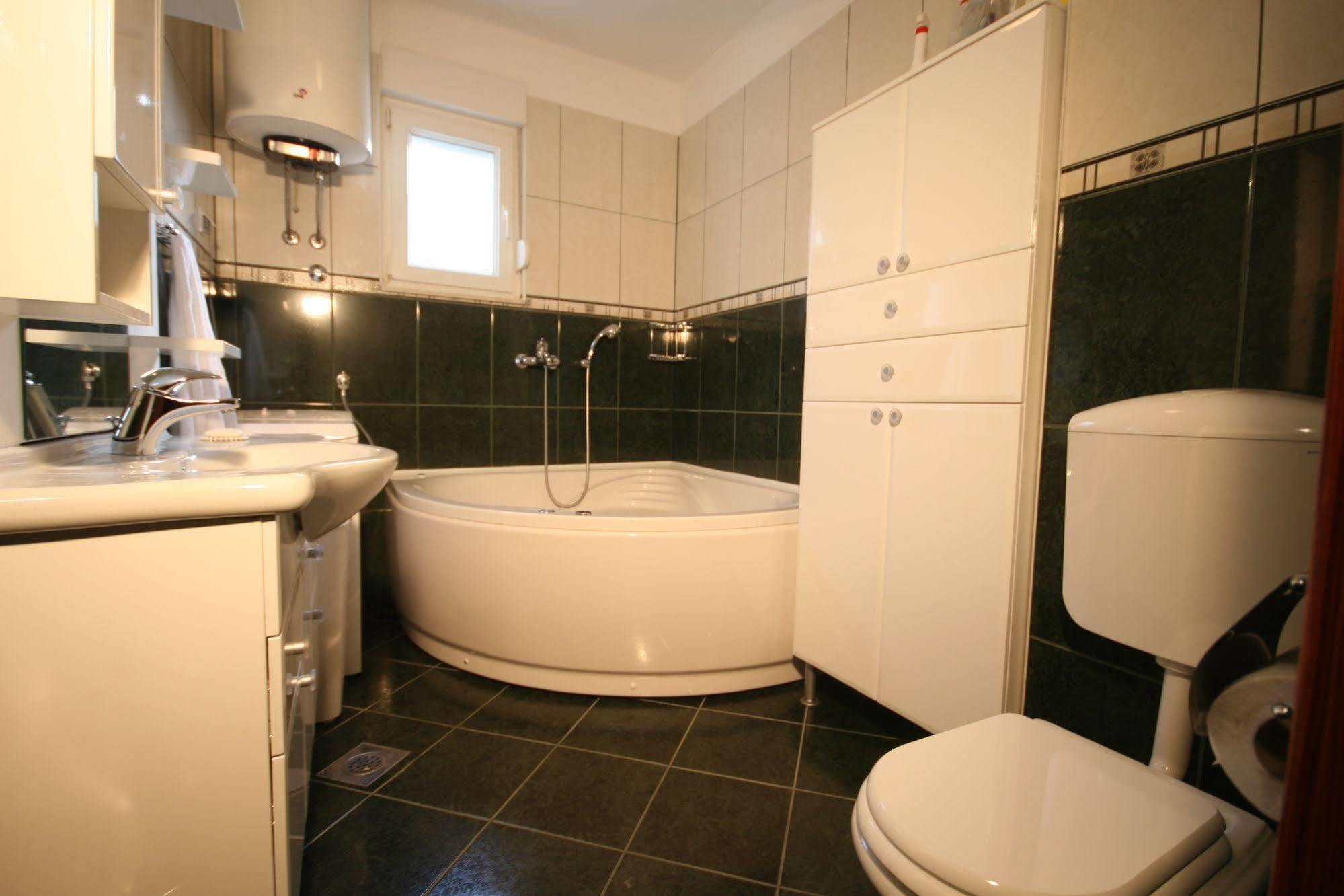 Apartments Beverly Оміш Екстер'єр фото