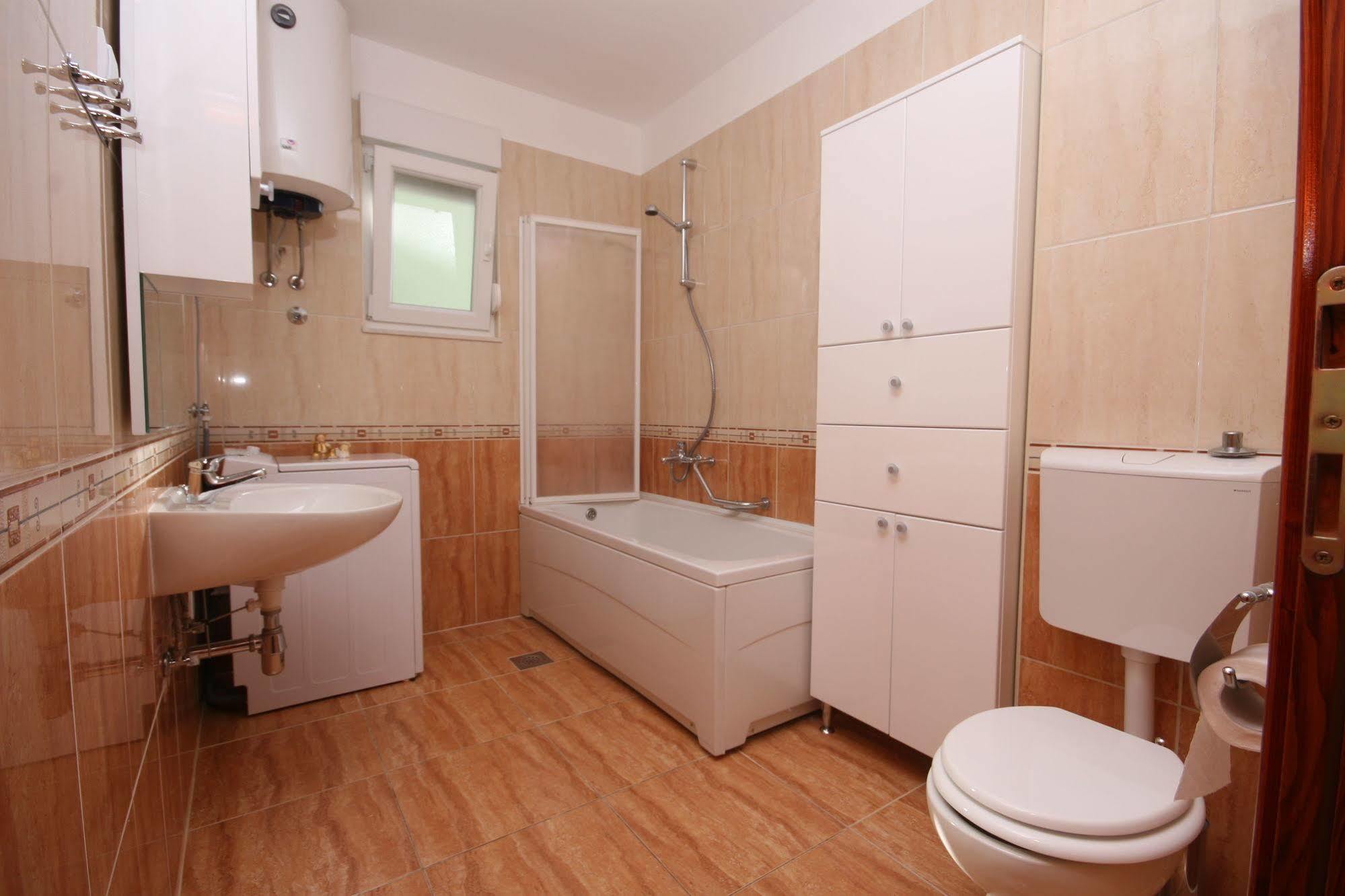 Apartments Beverly Оміш Екстер'єр фото
