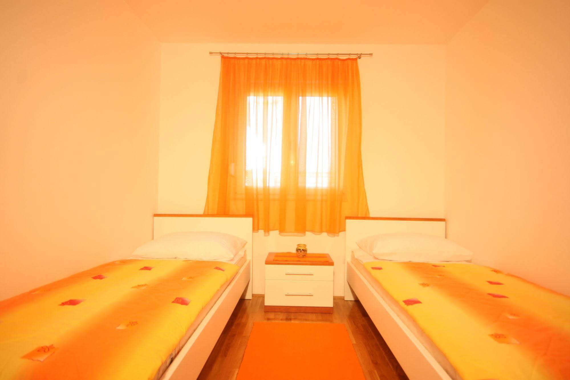 Apartments Beverly Оміш Екстер'єр фото