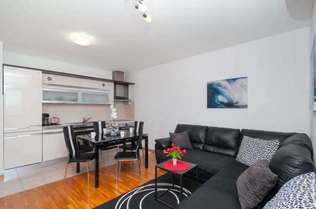 Apartments Beverly Оміш Екстер'єр фото